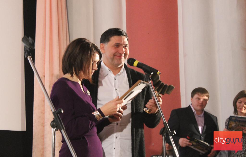 Награду победителю вручали председатель жюри Сергей Пускепалис и режиссер Елена Ласкари.
