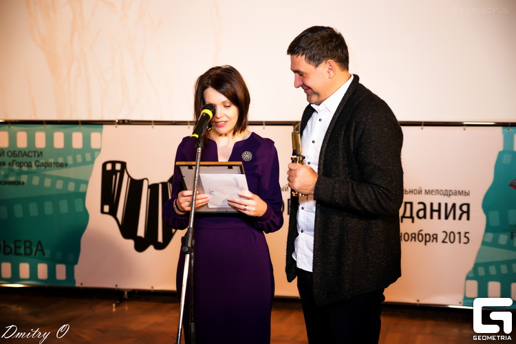 Награду победителю вручали председатель жюри Сергей Пускепалис и режиссер Елена Ласкари.